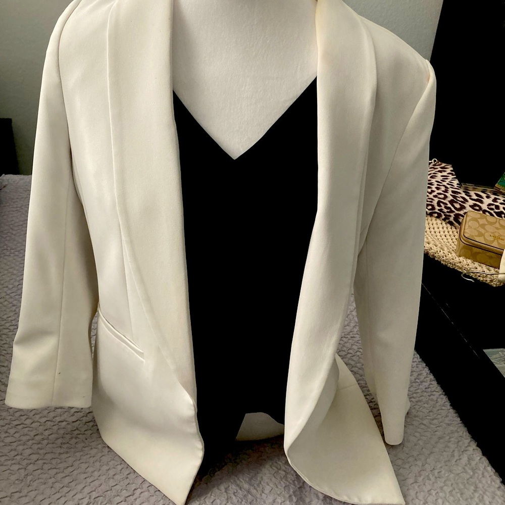 Size S  - Crepe white  blazer.  No no buttons or zipper.!
Easy throw on  soft!!!